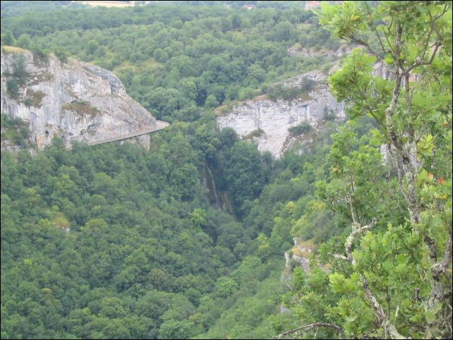 La cascade vue de tres loin